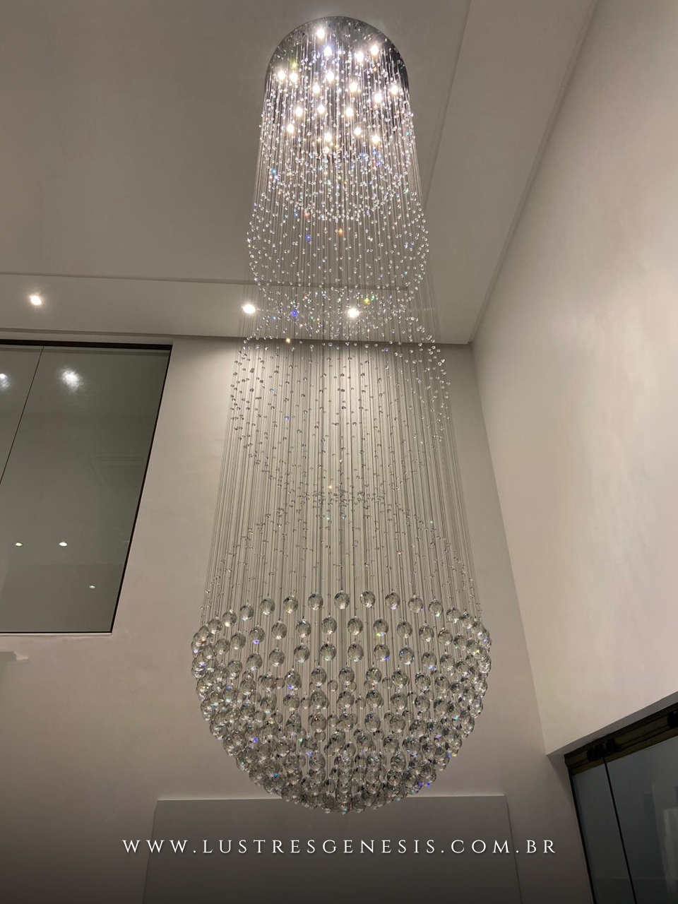 Lustre de Cristal Bola Tripla em fachada de casa com pé direito alto